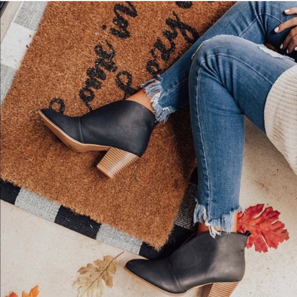 Women's Black Slit Booties | 𝓵𝓪𝓼𝓽 𝓸𝓷𝓮 SZ 8 - Picture 2 of 4